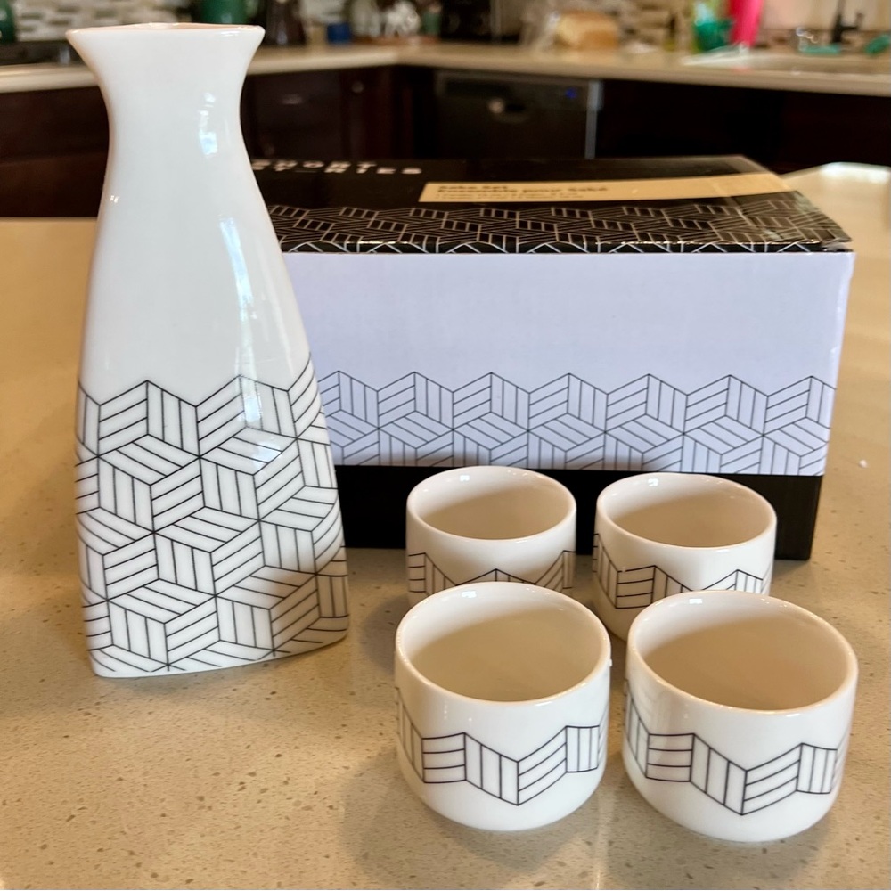Short Stories Sake Set in Black and White NEW WITH TAGS AND BOX - Picture 4 of 5